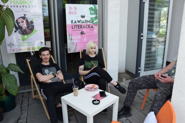Kawiarnia Literacka W Zduńskiej Woli otworzyła ogródek przy Ratuszu z atrakcjami