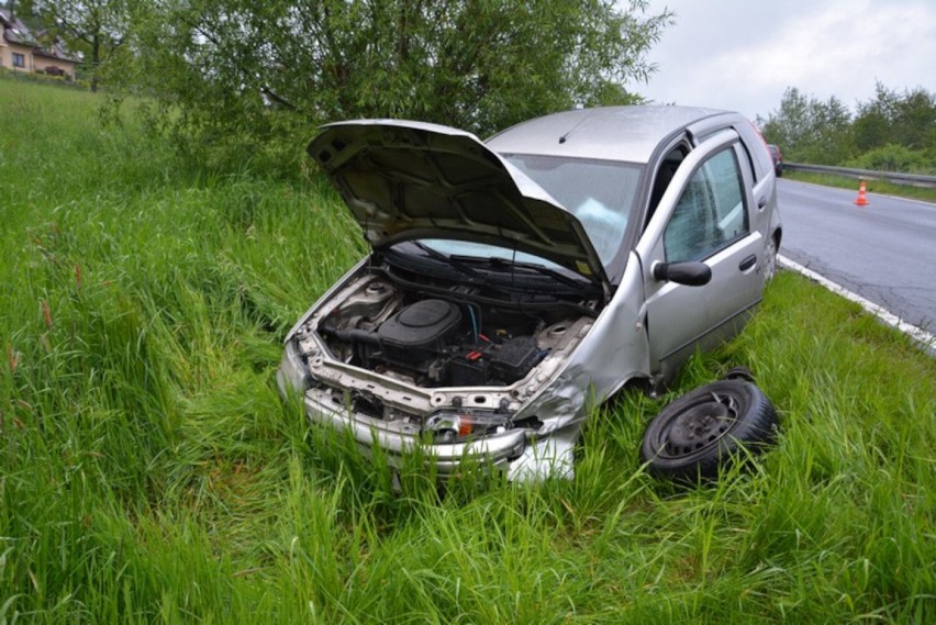 Zderzenie fiata z volvo na serpentynach w Korczynie. 74-latka na ostrym zakręcie straciła panowanie nad samochodem