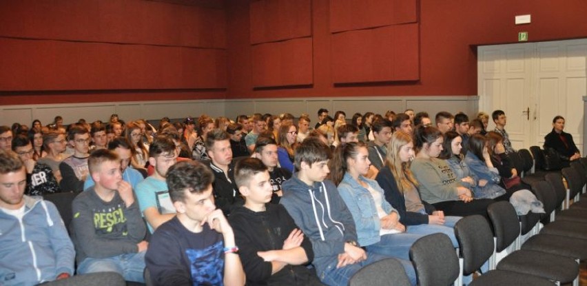 Grodzisk: młodzież na konferencji naukowej z okazji 170. rocznicy Grodziskiej Wiosny Ludów.