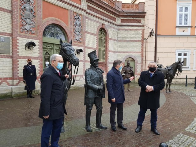 Dzisiaj w Rynku w Przemyślu odsłonięto tablicę upamiętniająca upamiętniającej "30. rocznicę powołania Grupy Wyszehradzkiej".