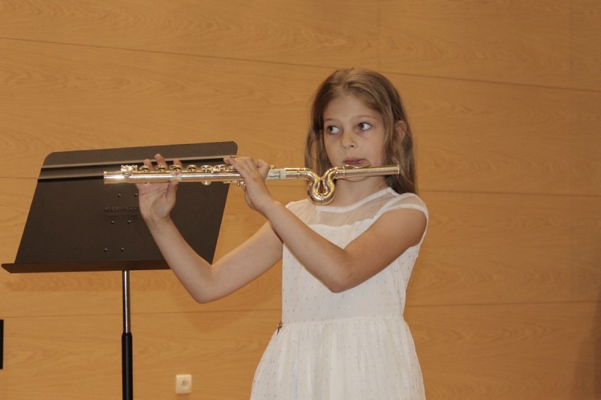 Państwowa Szkoła Muzyczna I stopnia im. Stanisława Moniuszki. Koncert debiutów. Na scenie wystąpili uczniowie szkoły