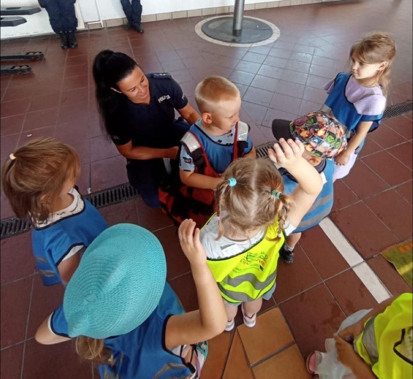 Spotkanie policjantów i strażaków z przedszkolakami.