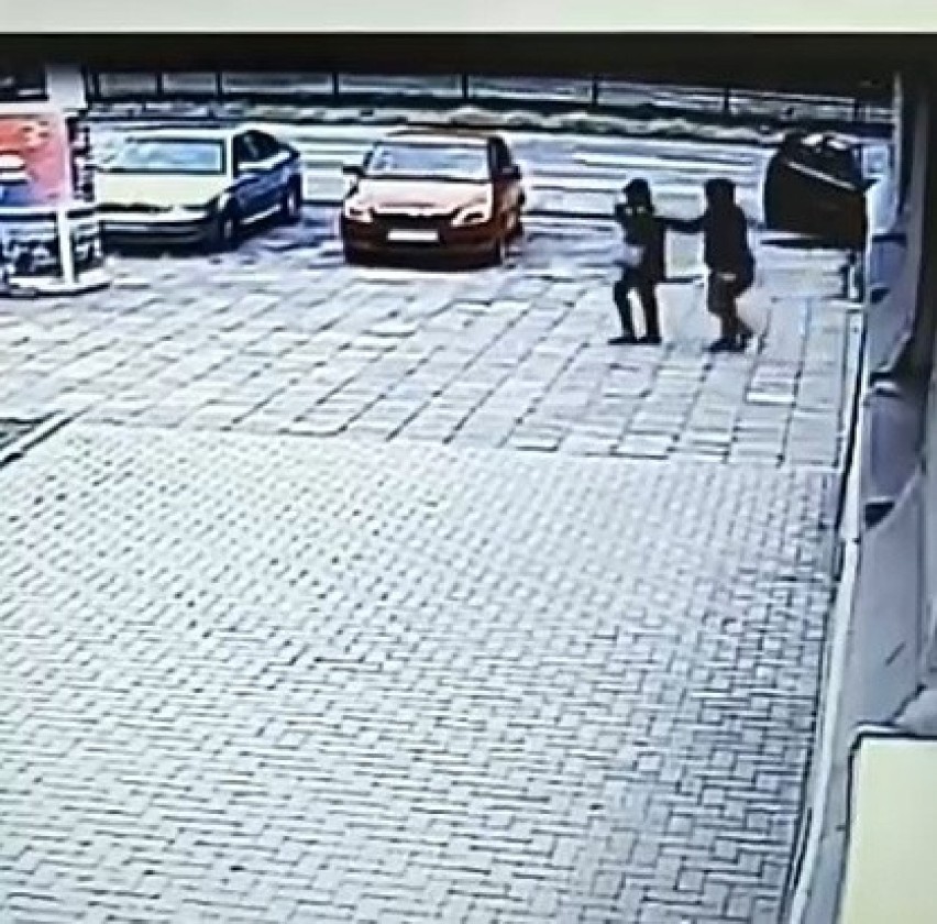 Kraków. Wyrwał seniorce torebkę po wypłacie z bankomatu. Para przestępców błyskawicznie ustalona i zatrzymana przez policjantów