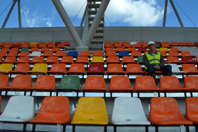 Piotr Ślusarczyk z Zespołu Inżyniera Kontraktu Grontmij Polska, nadzorującego budowę bielskiego Stadionu Miejskiego, pokazał nam wczoraj nowe, kolorowe krzesełka.