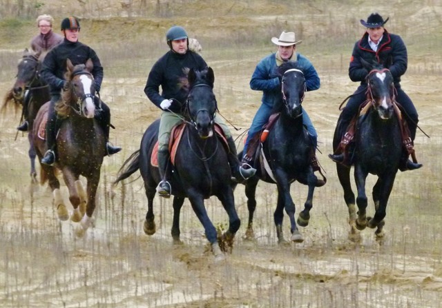 Hubertus sieradzkich jeźdźców. Święto ozdobiła tradycyjna gonitwa za lisem