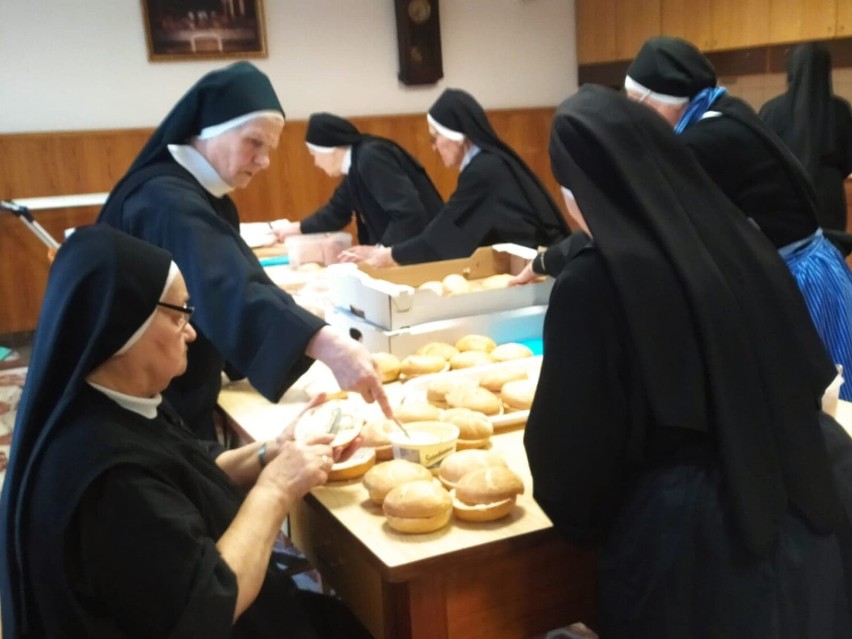 Siostry Józefitki z Tarnowa przygotowują kanapki i na dworcu...