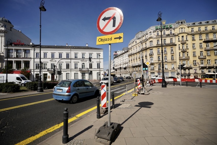 Rozbiórka pl. Trzech Krzyży rozpoczęta. Trwa demontaż chodników, krawężników i nawierzchni. Utrudnienia potrwają do 2023 roku