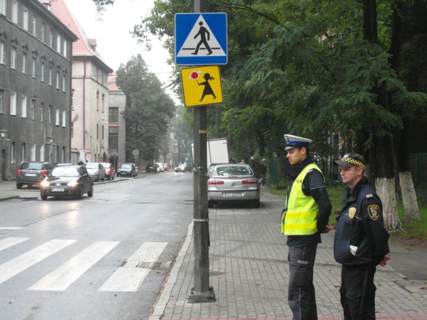 Bytom : Bezpieczna droga do szkoły 2014 - patrole policji i strażników miejskich