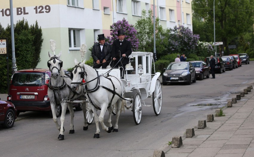 - Dziewczynka jechała karetą, a za nią podążała tzw....