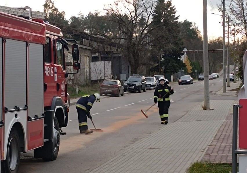 Plama oleju na ulicach Skarżyska. Strażacy usuwają śliską...