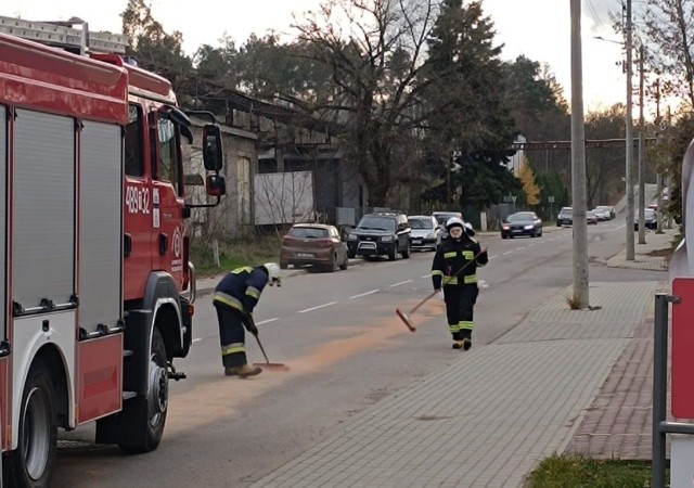 Plama oleju na ulicach Skarżyska. Strażacy usuwają śliską substancję.