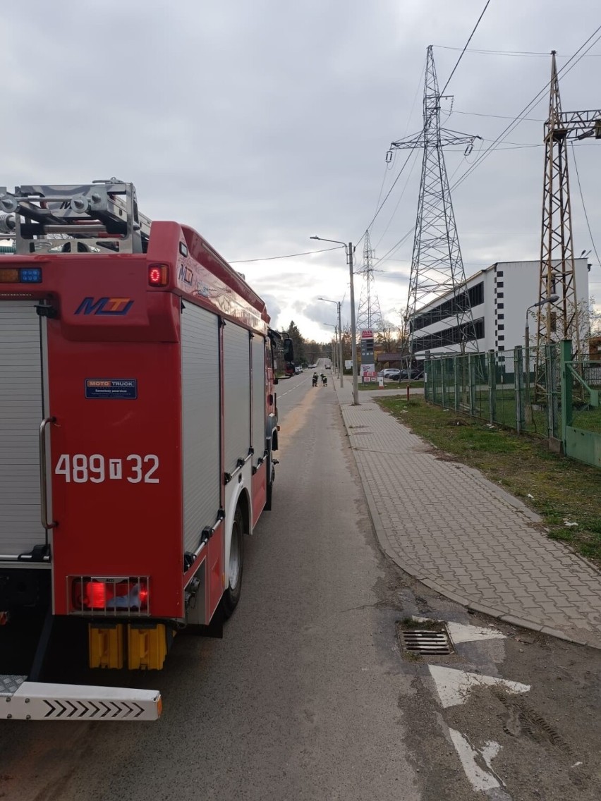 Plama oleju ciągnie się przez sześć ulic w Skarżysku. Strażacy apelują do kierowców