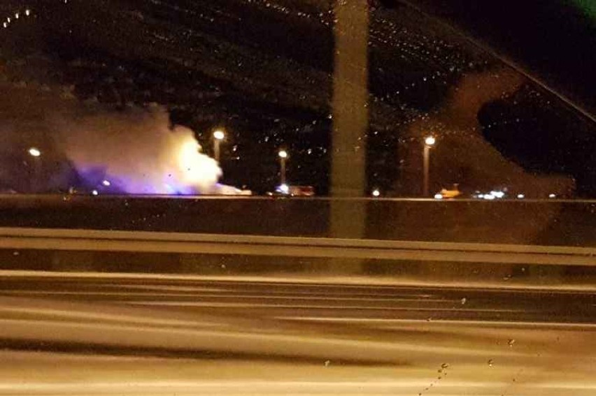 Pożar samochodu osobowego na autostradzie A1 w okolicach Włocławka [wideo]