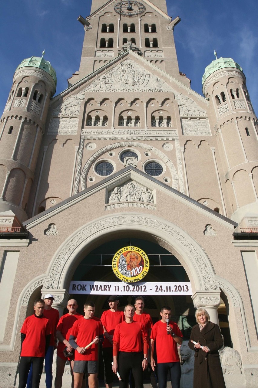 Maratończy rozpoczęli papieską sztafetę z Rudy Śląskiej do Wadowic. Przebiegną 162 km