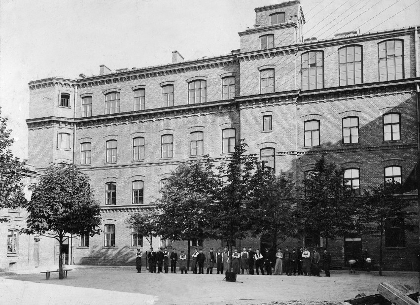 Gmach szkoły kolejowej przy ulicy Chmielnej. Zdjęcie z 1898...