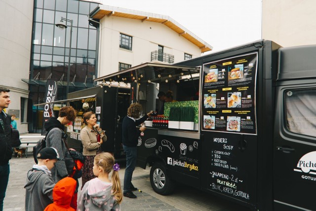 Od piątku, 22 października, do niedzieli, 24 października, food trucki z pysznym jedzeniem znów zawitają do Kielc i staną przy ulicy Sienkiewicza. Wszystko za sprawą wydarzenia "Street Food Polska Festival w Kielcach - Zakończenie Sezonu Food Truckowego".

Street Food Polska Festival to event, podczas którego w jednym miejscu można spróbować kuchni z kilkunastu mobilnych restauracji serwujących najlepsze w Polsce jedzenie uliczne. Przy ulicy Henryka Sienkiewicza zaparkują najlepsze food trucki z kuchnią z różnych stron świata. Będą potrawy kuchni hiszpańskiej, amerykańskiej,
węgierskiej, azjatyckiej i polskiej. Dania mięsne i wegetariańskie. Coś na słodko i słono. Każdy znajdzie coś pysznego dla siebie.

Na kolejnych zdjęć pokazujemy co można będzie zjeść.