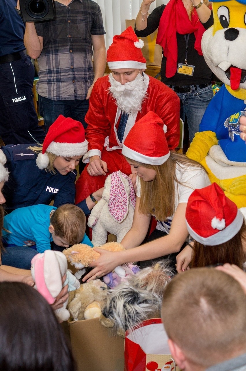 Mikołajki w Opolu. Dzieci w WCM odwiedzili Św. Mikołaj i Policuś 