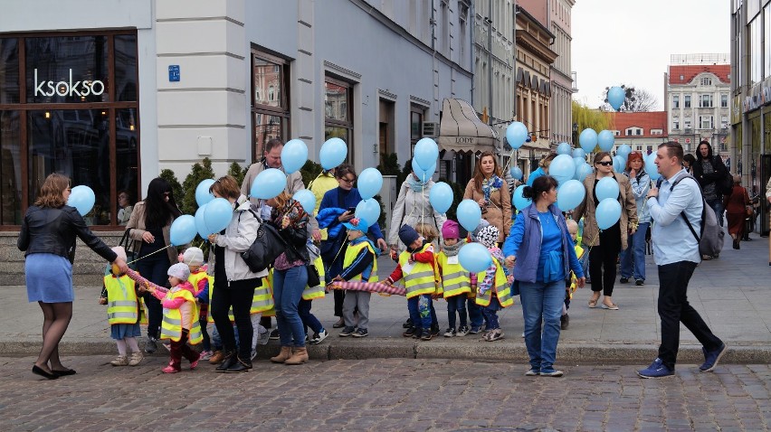 Mali bydgoszczanie przemaszerowali przez miasto z niebieskimi balonami dla autyzmu [zdjęcia, wideo]