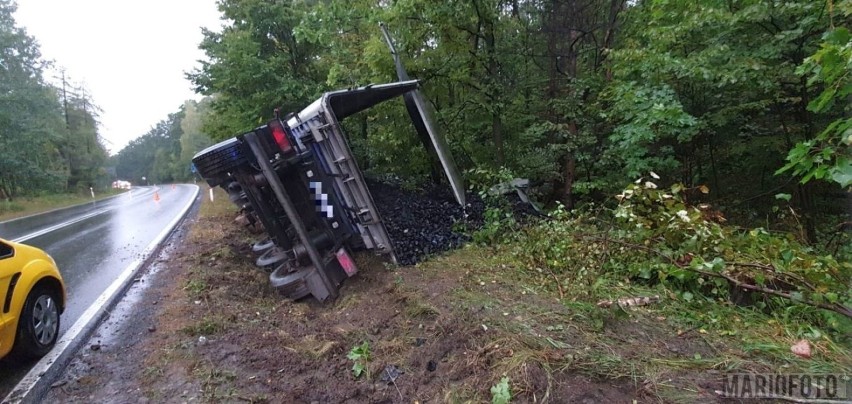 Wypadek tira z węglem na drodze krajowej nr 46 pod Paczkowem