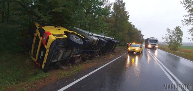 Wypadek tira z węglem na drodze krajowej nr 46 pod Paczkowem