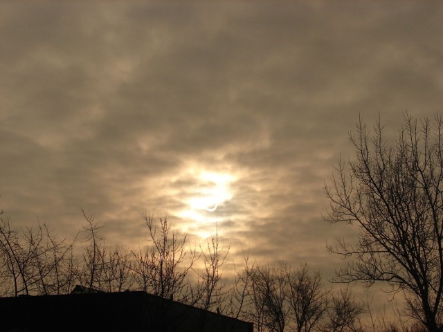 To początek zaćmienia, pomimo chmur coś widać...
Fot. Alicja Pionkowska