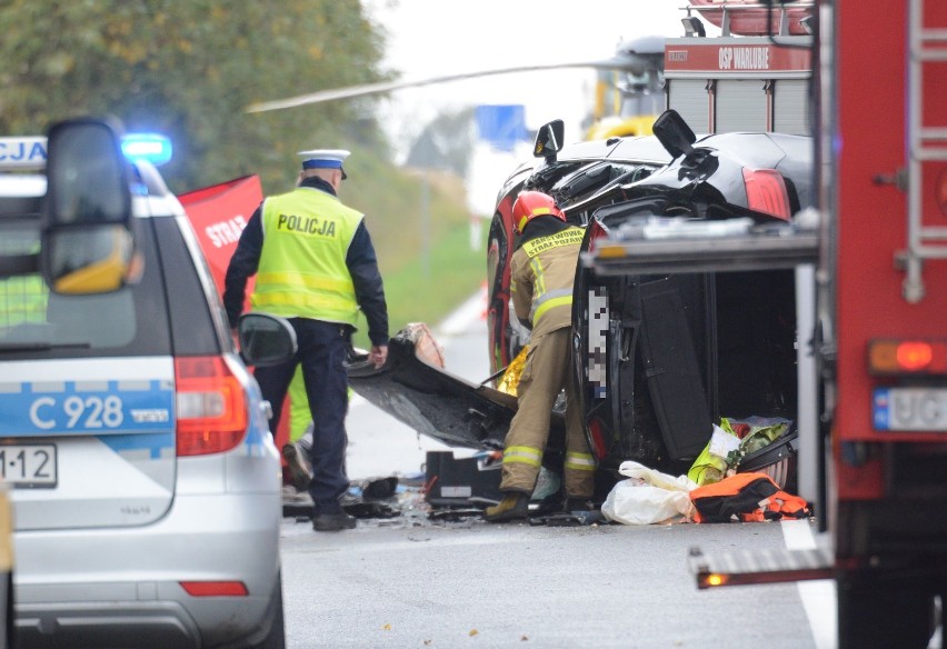 Tragiczny wypadek w Bzowie. Nie żyją dwie osoby, jedna jest ranna