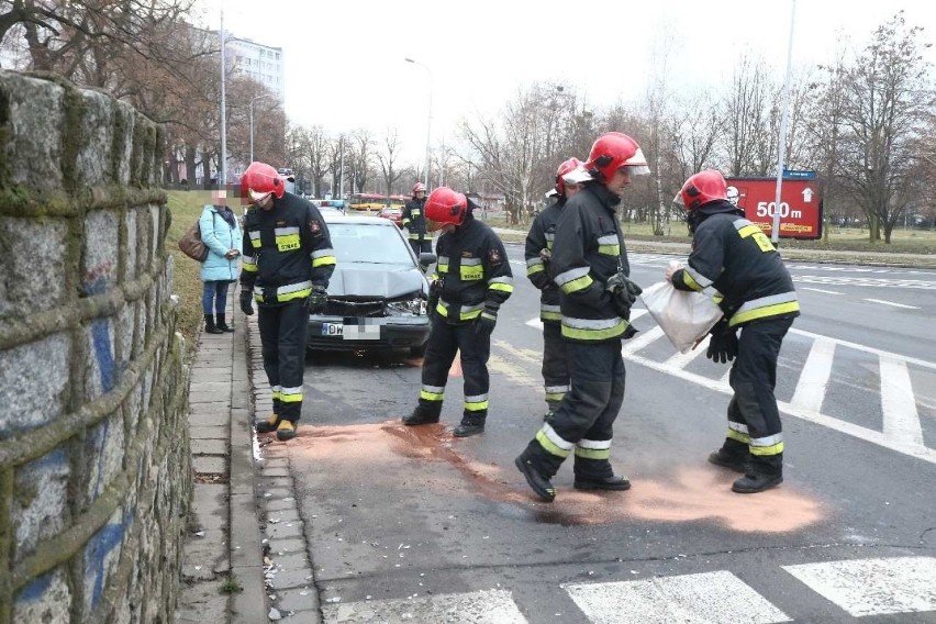 Wypadek na Kozanowie. Kierująca skodą nie wyhamowała przed przejściem dla pieszych [ZDJĘCIA]