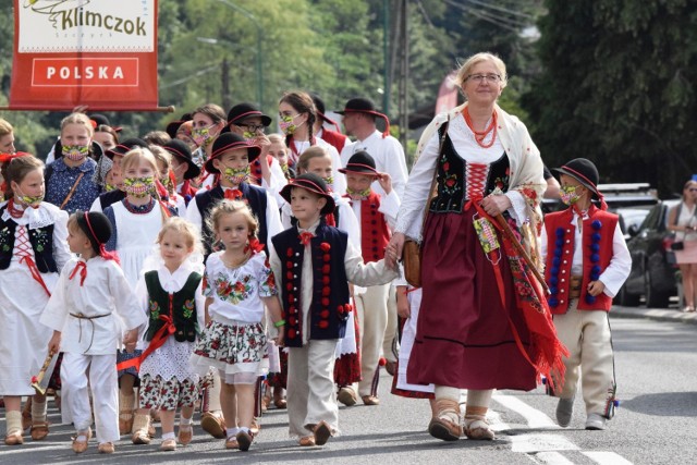 Korowód 57 Tygodnia Kultury Beskidzkiej złożony z artystów regionalnych zespołów „Klimczok” i „Ondraszek”, które świętowały swoje jubileusze, przeszedł w niedzielę ulicami Szczyrku. Przesuwaj gestem lub za pomocą strzałki, by zobaczyć kolejne zdjęcie.