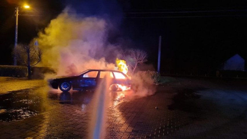Pożar samochodu w Kokotku. Auto spłonęło całkowicie