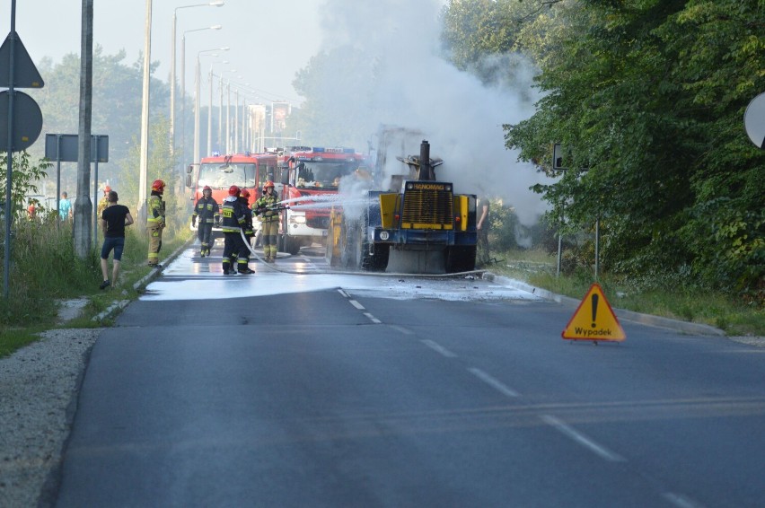 Pożar ładowarki na ulicy Wiejskiej we Włocławku
