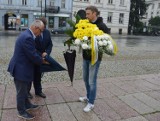 Piotrków: Kwiaty w rocznicę urodzin Karola Wojtyły oraz zdobycia Monte Cassino