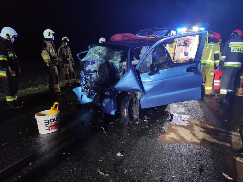 Groźny wypadek pod Janiszewem i Pomykowem. Czołowe zderzenie i  ranna 20-latka z powiatu leszczyńskiego [ZDJĘCIA]