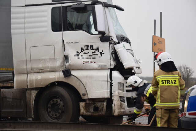 Kierowca jednej z ciężarówek, które zderzyły się 21 grudnia w Wiągu doznał obrażeń nóg. Trafił do szpitala