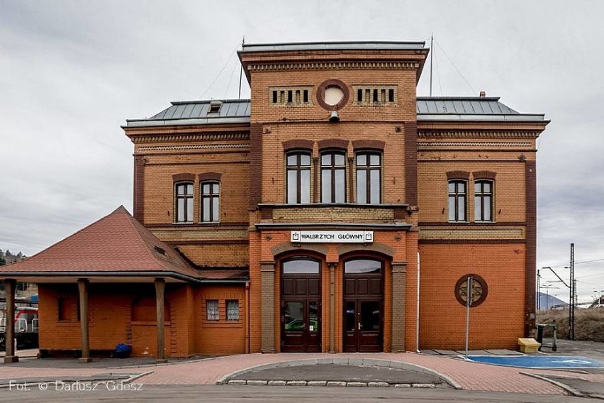 Dworzec Wałbrzych Główny został zbudowany w latach...
