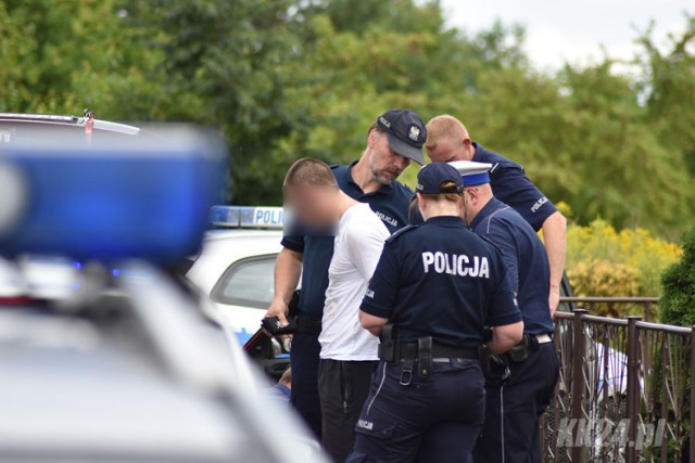 Grupa pseudokibiców starła się w Kędzierzynie-Koźlu. Interweniowała policja. Chuligani staranowali jeden z radiowozów.