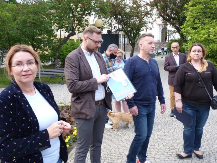 Wybory prezydenckie 2020: Działacze PO z Radomska zbierają podpisy poparcia dla Rafała Trzaskowskiego