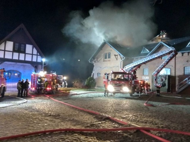 Kilkanaście zastępów straży pożarnej walczyło w poniedziałkowy wieczór i wtorkowy poranek z wielkim pożarem, jaki wybuchł w jednym z budynków tworzących Folwark Wąsowo.

WIĘCEJ: Pożar w folwarku w Wąsowie