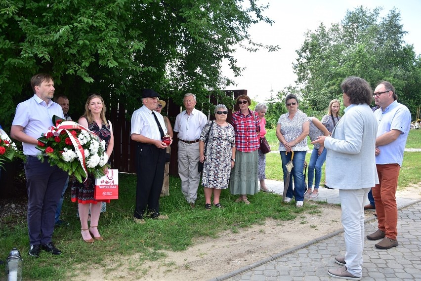 Odsłonięciem tablicy informacyjno-edukacyjnej na prabuckim...