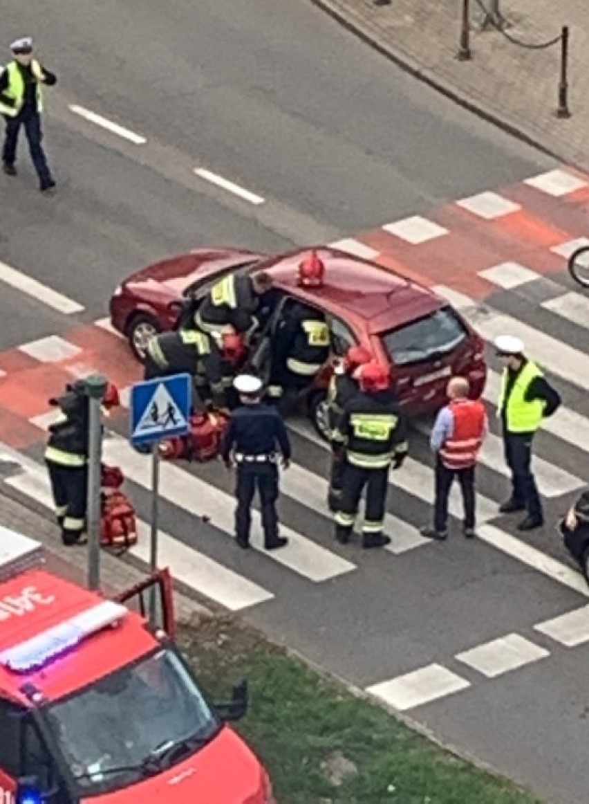 ZIELONA GÓRA Wypadek na skrzyżowaniu przy al. Konstytucji 3 Maja. Na miejscu są służby ratunkowe [ZDJĘCIA]