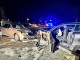 Przyszowa. Czołowe zderzenie mercedesa z bmw. Dwójka poszkodowanych 