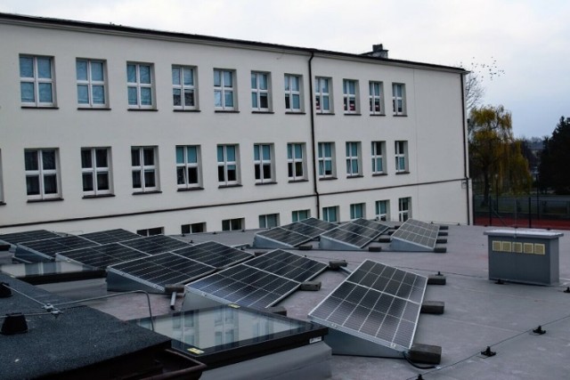 Szkoły i przedszkola w Zduńskiej Woli mają korzystać z tak zwanych odnawialnych źródeł energii. Są to przedszkola nr 3, 6 i 10 oraz szkoły podstawowe nr 7,9 i 10 i 11. Miejski samorząd złożył wniosek o dofinansowanie do Wojewódzkiego Funduszu Ochrony Środowiska i Gospodarski Wodnej w Łodzi.