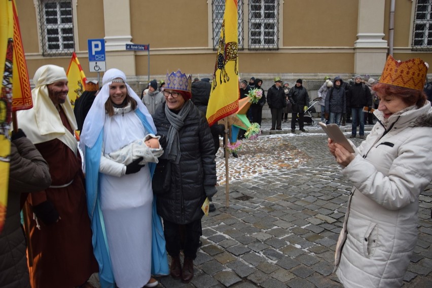 Orszak Trzech Króli 2019 Nysa. Tysiąc osób manifestowało wiarę na ulicach Nysy 