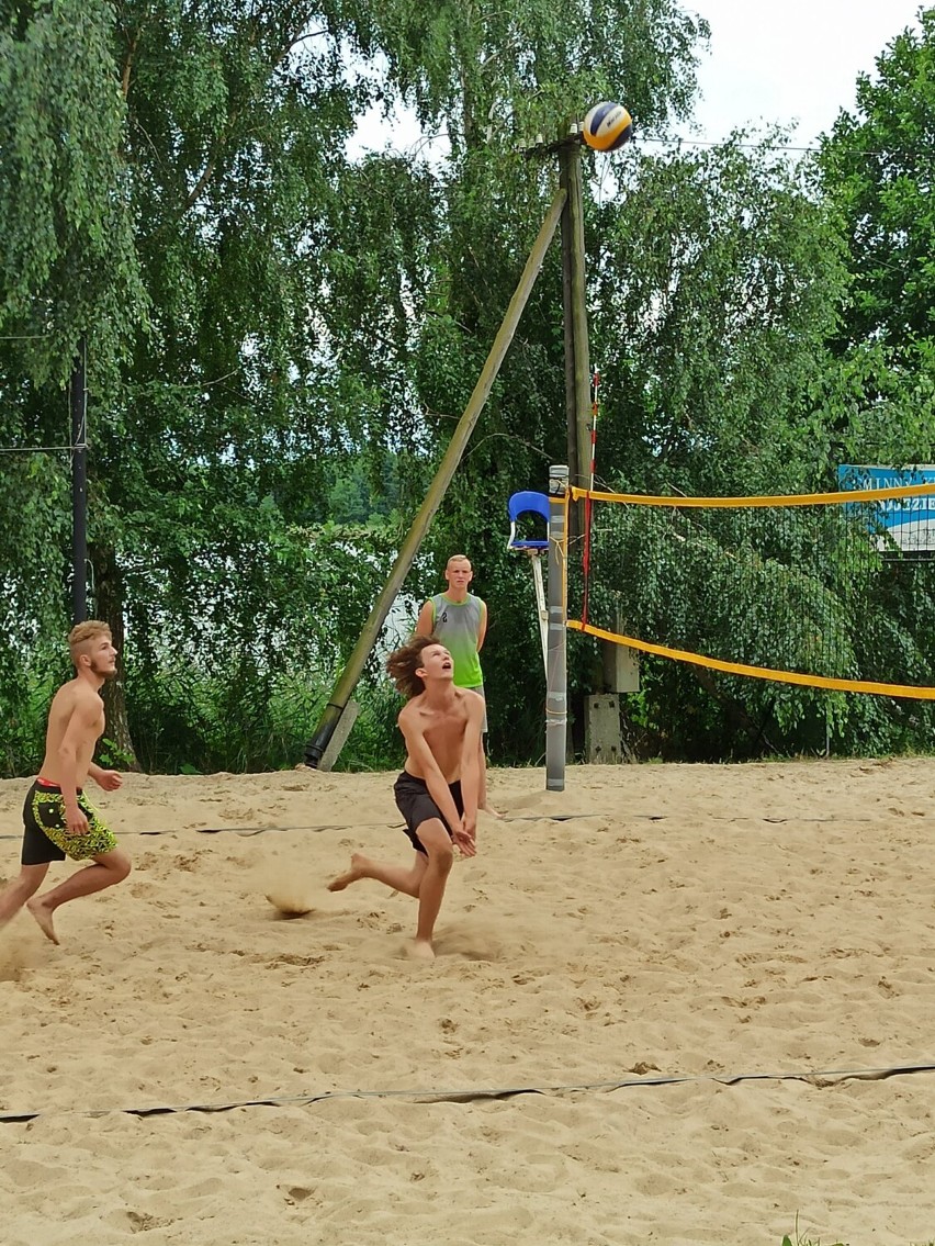 Międzyzakładowy Turniej Siatkówki Plażowej w Brzuzem. Najlepsza drużyna z Syberii. Zobacz zdjęcia