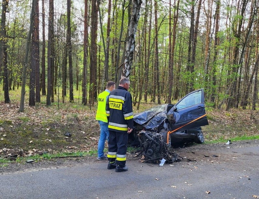 Dachowanie osobówki w gminie Ostrówek. 20-letni kierowca trafił do szpitala