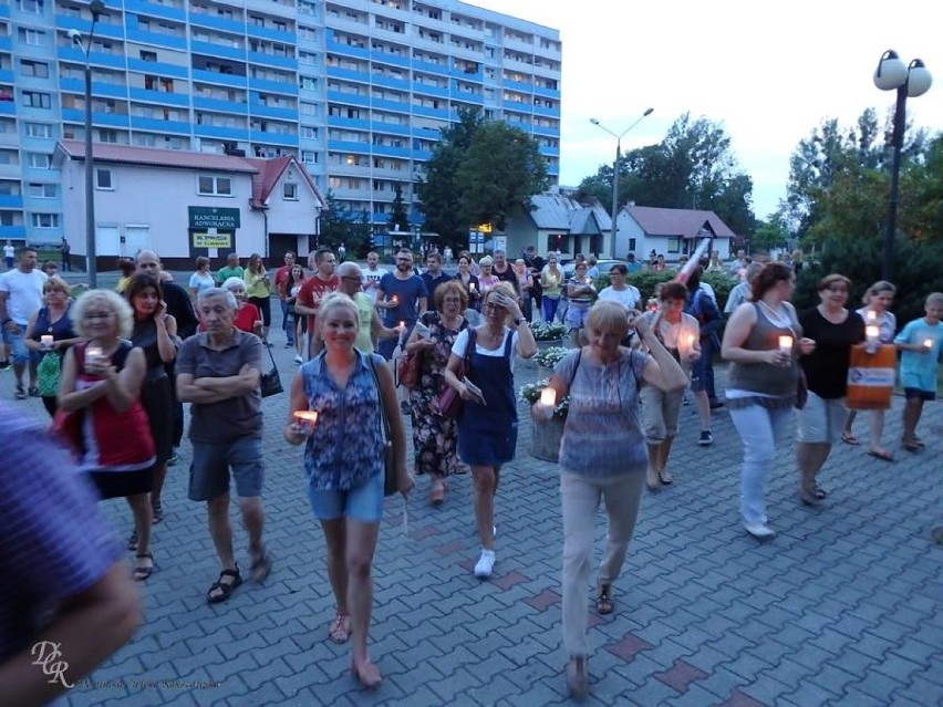 Znicze zapłonęły przed sądem w Żorach na znak protestu. Jutro zapłoną znowu! ZDJĘCIA