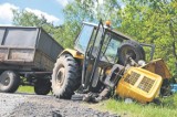 Wjechał autem w ciągnik rolniczy. Traktor przewrócił się i zablokował drogę