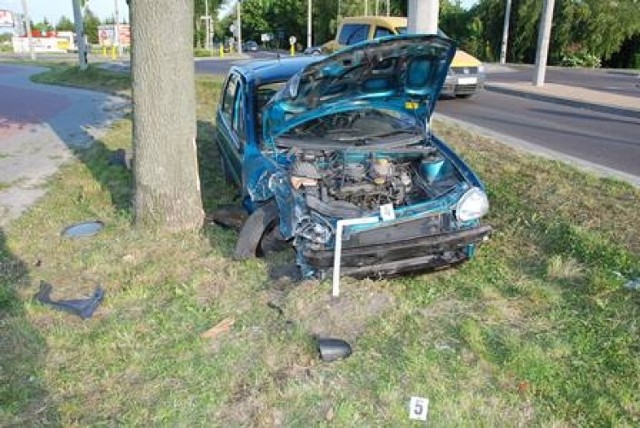 W trakcie pościgu rozbił się na drzewie kradzionym samochodem