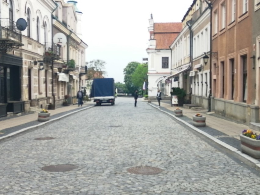 Pusta ulica Opatowska, gdzie w ubiegłym roku było kilka...