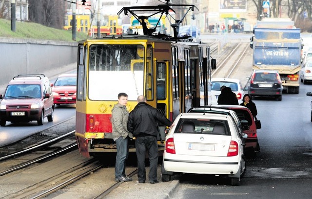 Tramwaj uderzył w auta, które wjechały na torowisko, aby ustąpić drogę jadącemu na sygnale samochodowi policyjnemu.