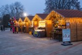 Chorzów. Świąteczny jarmark w Parku Śląskim - zobacz zdjęcia. Jest też "Osada Świętego Mikołaja". Choinka już świeci! 